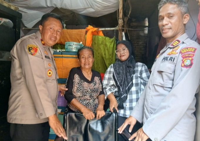 Aksi Humanis Kapolsek Senen, Kursi Roda untuk Lansia di Kramat Sentuhan Kemanusiaan, Kapolsek Senen Ringankan Beban Lansia. (AlexaPodcast.ID)