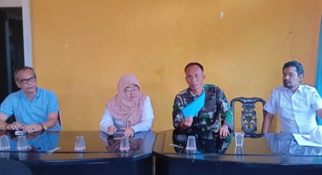 Camat dan Danramil Pastikan Status Lahan Koperasi Clear and Clean. (AlexaPodcast.ID) Camat dan Danramil Pastikan Status Lahan Koperasi Clear and Clean. (AlexaPodcast.ID)