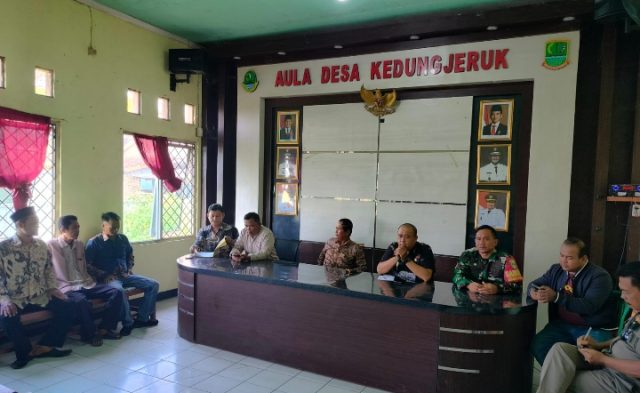 Audiensi Warga Kedungjeruk, Dana Desa Jadi Sorotan. (AlexaPodcast.ID)