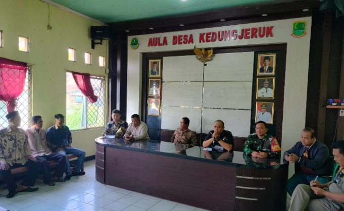 Puluhan Warga Kedungjeruk Audiensi, Soroti Transparansi Dana Desa Audiensi Warga Kedungjeruk, Dana Desa Jadi Sorotan. (AlexaPodcast.ID)