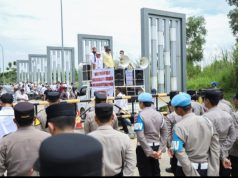 Pengamanan Humanis Polres Karawang, Aksi APDESI di PT Pertiwi Lestari Berakhir Damai Polres Karawang Fasilitasi Mediasi, Aksi APDESI Capai Kesepakatan. (AlexaPodcast.ID)