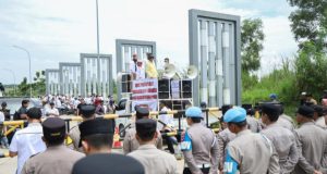 Pengamanan Humanis Polres Karawang, Aksi APDESI di PT Pertiwi Lestari Berakhir Damai Polres Karawang Fasilitasi Mediasi, Aksi APDESI Capai Kesepakatan. (AlexaPodcast.ID)