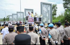 Pengamanan Humanis Polres Karawang, Aksi APDESI di PT Pertiwi Lestari Berakhir Damai Polres Karawang Fasilitasi Mediasi, Aksi APDESI Capai Kesepakatan. (AlexaPodcast.ID)