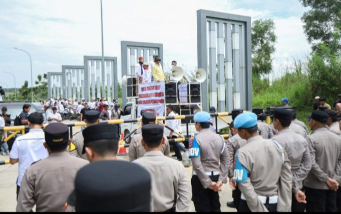 Pengamanan Humanis Polres Karawang, Aksi APDESI di PT Pertiwi Lestari Berakhir Damai Polres Karawang Fasilitasi Mediasi, Aksi APDESI Capai Kesepakatan. (AlexaPodcast.ID)