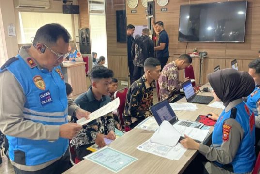 Antusiasme Tinggi, Ratusan Warga Karawang Ikuti Seleksi Polri 2026 188 Peserta Ikuti Verifikasi Awal, Seleksi Polri di Karawang Diserbu Pendaftar. (AlexaPodcast.ID)