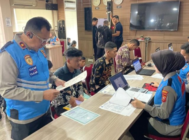 188 Peserta Ikuti Verifikasi Awal, Seleksi Polri di Karawang Diserbu Pendaftar. (AlexaPodcast.ID) 188 Peserta Ikuti Verifikasi Awal, Seleksi Polri di Karawang Diserbu Pendaftar. (AlexaPodcast.ID)