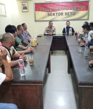 Polsek Setu Gandeng Ojek Pangkalan Perkuat Keamanan Lingkungan Sinergi Polisi dan Ojek Pangkalan, Kamtibmas di Setu Diperkuat. (AlexaPodcast.ID)