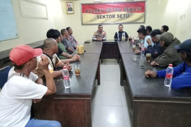 Sinergi Polisi dan Ojek Pangkalan, Kamtibmas di Setu Diperkuat. (AlexaPodcast.ID) Sinergi Polisi dan Ojek Pangkalan, Kamtibmas di Setu Diperkuat. (AlexaPodcast.ID)