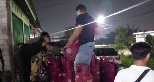 Praktik Oplos Gas Subsidi di Karawang Digerebek Polisi, Pelaku Gunakan Alat Modifikasi Polres Karawang Bongkar Bisnis Gelap LPG, Modus Suntik Tabung Terungkap. (AlexaPodcast.ID)