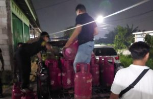 Praktik Oplos Gas Subsidi di Karawang Digerebek Polisi, Pelaku Gunakan Alat Modifikasi Polres Karawang Bongkar Bisnis Gelap LPG, Modus Suntik Tabung Terungkap. (AlexaPodcast.ID)