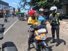 Satlantas Karawang Gencarkan Edukasi Tertib Lalu Lintas Lewat Patroli Simpatik Patroli Rutin Digeber, Polisi Ajak Warga Tertib Berlalu Lintas. (AlexaPodcast.ID)