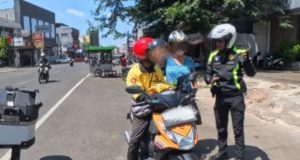 Satlantas Karawang Gencarkan Edukasi Tertib Lalu Lintas Lewat Patroli Simpatik Patroli Rutin Digeber, Polisi Ajak Warga Tertib Berlalu Lintas. (AlexaPodcast.ID)