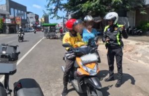 Satlantas Karawang Gencarkan Edukasi Tertib Lalu Lintas Lewat Patroli Simpatik Patroli Rutin Digeber, Polisi Ajak Warga Tertib Berlalu Lintas. (AlexaPodcast.ID)