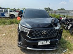 Polres Karawang Amankan Innova Zenix Usai Tabrakan Beruntun di Tuparev Polisi Amankan Mobil Penabrak di Jalan Tuparev. (AlexaPodcast.ID)