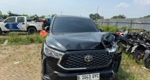 Polres Karawang Amankan Innova Zenix Usai Tabrakan Beruntun di Tuparev Polisi Amankan Mobil Penabrak di Jalan Tuparev. (AlexaPodcast.ID)