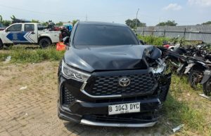 Polres Karawang Amankan Innova Zenix Usai Tabrakan Beruntun di Tuparev Polisi Amankan Mobil Penabrak di Jalan Tuparev. (AlexaPodcast.ID)