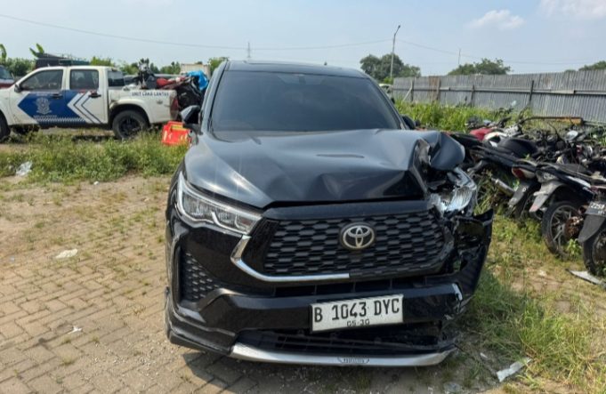 Polres Karawang Amankan Innova Zenix Usai Tabrakan Beruntun di Tuparev Polisi Amankan Mobil Penabrak di Jalan Tuparev. (AlexaPodcast.ID)