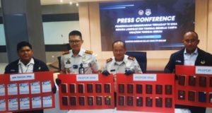 Puluhan WNA Terjaring Operasi Imigrasi di Proyek GIIC Deltamas, 78 Orang Diamankan Barang Bukti menunjukkan puluhan paspor (AlexaPodcast.ID)