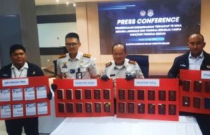 Puluhan WNA Terjaring Operasi Imigrasi di Proyek GIIC Deltamas, 78 Orang Diamankan Barang Bukti menunjukkan puluhan paspor (AlexaPodcast.ID)