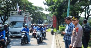 Ratusan Buruh Karawang Gelar Aksi Pra Mayday 2026, Soroti PHK dan Aturan Magang Pra Mayday 2026 di Karawang, Buruh Tuntut Cabut Permenaker dan Tolak PHK. (AlexaPodcast.ID)