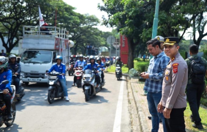 Ratusan Buruh Karawang Gelar Aksi Pra Mayday 2026, Soroti PHK dan Aturan Magang Pra Mayday 2026 di Karawang, Buruh Tuntut Cabut Permenaker dan Tolak PHK. (AlexaPodcast.ID)