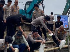 Polda Metro Jaya Tebar 21.000 Benih Ikan di Muaragembong, Dukung Ketahanan Pangan Wakapolda Metro Jaya Pimpin Penebaran 21.000 Benih Ikan di Bekasi. (AlexaPodcast.ID)
