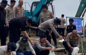 Polda Metro Jaya Tebar 21.000 Benih Ikan di Muaragembong, Dukung Ketahanan Pangan Wakapolda Metro Jaya Pimpin Penebaran 21.000 Benih Ikan di Bekasi. (AlexaPodcast.ID)