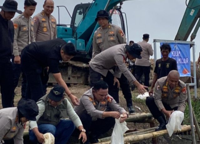 Wakapolda Metro Jaya Pimpin Penebaran 21.000 Benih Ikan di Bekasi. (AlexaPodcast.ID)