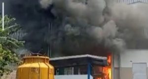 Kebakaran Pabrik Pelumas di Bekasi, Mesin Produksi Diduga Jadi Pemicu Kebakaran Pabrik di Bojong Menteng. (AlexaPodcast.ID)