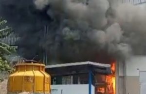Kebakaran Pabrik Pelumas di Bekasi, Mesin Produksi Diduga Jadi Pemicu Kebakaran Pabrik di Bojong Menteng. (AlexaPodcast.ID)