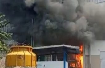 Kebakaran Pabrik Pelumas di Bekasi, Mesin Produksi Diduga Jadi Pemicu Kebakaran Pabrik di Bojong Menteng. (AlexaPodcast.ID)