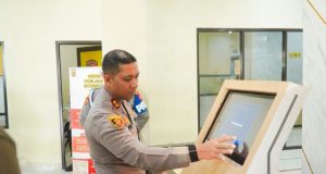 Pastikan Pelayanan Prima, Kapolres Karawang Cek Langsung SIM hingga SKCK Kapolres Karawang Tinjau Layanan Publik. (AlexaPodcast.ID)