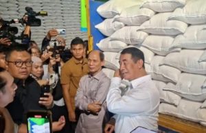 Sidak Gudang Bulog di Karawang, Amran Pastikan Stok Beras Nasional Lampaui 5 Juta Ton Amran Sulaiman Sebut Indonesia Tak Perlu Impor Tahun Ini. (AlexaPodcast.ID)