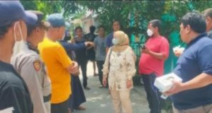 Lurah Karawang Wetan Turun Langsung Cek TKP Penemuan Mayat di Gading Mas Respon Cepat! Lurah Karawang Wetan Tinjau TKP Penemuan Mayat. (AlexaPodcast.ID)