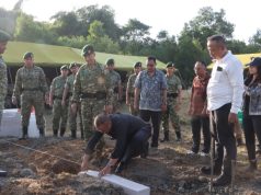 Tak Ingin Sejarah Hilang, Yonif 305 Dirikan Tugu Tengkorak di Lembah Pasir Ipis Letkol Afdal Eko Putra Pimpin Peletakan Batu Pertama Tugu Tengkorak di KIIC. (AlexaPodcast.ID)