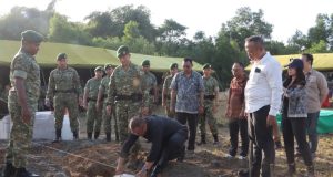 Tak Ingin Sejarah Hilang, Yonif 305 Dirikan Tugu Tengkorak di Lembah Pasir Ipis Letkol Afdal Eko Putra Pimpin Peletakan Batu Pertama Tugu Tengkorak di KIIC. (AlexaPodcast.ID)