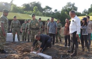 Tak Ingin Sejarah Hilang, Yonif 305 Dirikan Tugu Tengkorak di Lembah Pasir Ipis Letkol Afdal Eko Putra Pimpin Peletakan Batu Pertama Tugu Tengkorak di KIIC. (AlexaPodcast.ID)