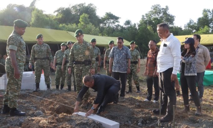 Tak Ingin Sejarah Hilang, Yonif 305 Dirikan Tugu Tengkorak di Lembah Pasir Ipis Letkol Afdal Eko Putra Pimpin Peletakan Batu Pertama Tugu Tengkorak di KIIC. (AlexaPodcast.ID)