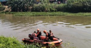 Melarikan Diri Usai Diduga Curi Motor, Pelaku Tenggelam di Saluran Irigasi CKM Karawang Tim gabungan dari BPBD Karawang, upaya pencarian korban tenggelam. (AlexaPodcast.ID)