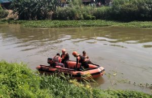 Melarikan Diri Usai Diduga Curi Motor, Pelaku Tenggelam di Saluran Irigasi CKM Karawang Tim gabungan dari BPBD Karawang, upaya pencarian korban tenggelam. (AlexaPodcast.ID)