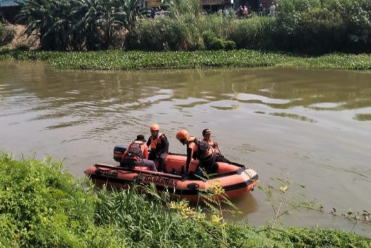 Melarikan Diri Usai Diduga Curi Motor, Pelaku Tenggelam di Saluran Irigasi CKM Karawang Tim gabungan dari BPBD Karawang, upaya pencarian korban tenggelam. (AlexaPodcast.ID)