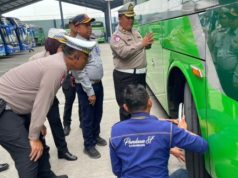 Antisipasi Risiko Kecelakaan May Day, Polres Karawang Inspeksi Armada Angkutan Pastikan Keselamatan Buruh, Sat Lantas Polres Karawang Cek Kelaikan Bus. (AlexaPodcast.ID)