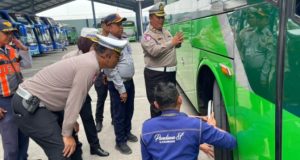 Antisipasi Risiko Kecelakaan May Day, Polres Karawang Inspeksi Armada Angkutan Pastikan Keselamatan Buruh, Sat Lantas Polres Karawang Cek Kelaikan Bus. (AlexaPodcast.ID)