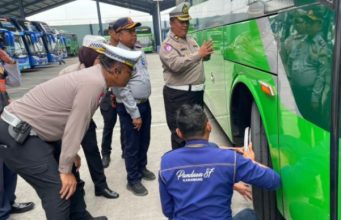 Antisipasi Risiko Kecelakaan May Day, Polres Karawang Inspeksi Armada Angkutan Pastikan Keselamatan Buruh, Sat Lantas Polres Karawang Cek Kelaikan Bus. (AlexaPodcast.ID)