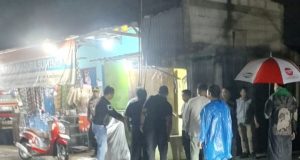 Diduga Terjerat Benang Layangan, Warga Ciampel Tewas di Atas Motor Pengendara Motor Meninggal dengan Luka Parah di Leher. (AlexaPodcast.ID)