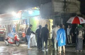 Diduga Terjerat Benang Layangan, Warga Ciampel Tewas di Atas Motor Pengendara Motor Meninggal dengan Luka Parah di Leher. (AlexaPodcast.ID)
