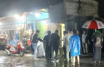 Diduga Terjerat Benang Layangan, Warga Ciampel Tewas di Atas Motor Pengendara Motor Meninggal dengan Luka Parah di Leher. (AlexaPodcast.ID)