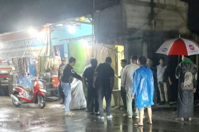 Diduga Terjerat Benang Layangan, Warga Ciampel Tewas di Atas Motor Pengendara Motor Meninggal dengan Luka Parah di Leher. (AlexaPodcast.ID)
