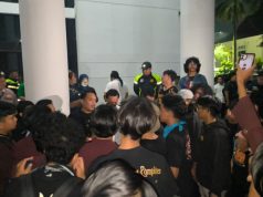 204 Personel Diterjunkan, Aksi BEM Unsika di DPRD Karawang Dikawal Humanis Aksi Mahasiswa di DPRD Karawang Berlangsung Tertib. (AlexaPodcast.ID)