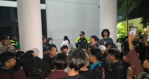 204 Personel Diterjunkan, Aksi BEM Unsika di DPRD Karawang Dikawal Humanis Aksi Mahasiswa di DPRD Karawang Berlangsung Tertib. (AlexaPodcast.ID)